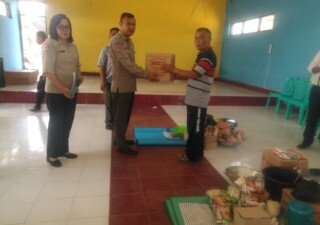 BPBD Sumba Barat Serahkan Bantuan Logistik ke Korban Kebakaran Rumah