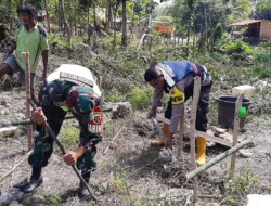 Bangun Keakraban,Babinsa bersama Bhabinkamtibmas Bantu Warga Bangun Pondasi Rumah