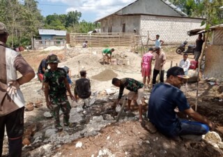 Bangun Sinergitas Bersama Rakyat,Babinsa Koramil 1613 – 03/Katikutana Bantu Bangun Rumah Warga