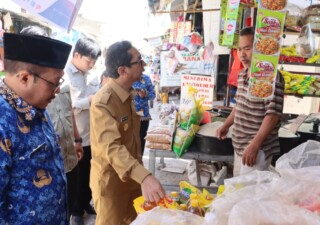 Penjabat Gubernur bersama Sekda NTT Pantau Harga Sembako di Pasar Oebobo dan Inpres Naikoten 1
