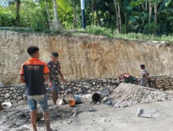 Terapkan Budaya Gotong Royong,Babinsa 1613 – 02/Walakaka Bantu Masyarakat Bangun Tanggul Penahan