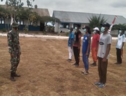 Tanamkan Disiplin kepada Siswa SMK Negeri 1 Mamboro,Babinsa 1613 -03/ Katikutana Latih PBB