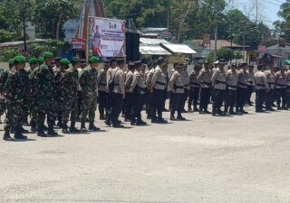 Anggota Koramil 1613 – 03/Katikutana Hadiri Apel Gelar Pasukan Pengamanan Pilkades Sumba Tengah