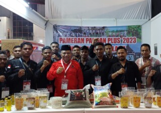 Bupati Simon Bertemu Satgas PDI Perjuangan NTT di Stand Kabupaten Malaka