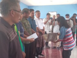 Peduli Sesama,Bupati Sumba Barat Serahkan Bantuan ke Korban Kebakaran