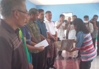 Peduli Sesama,Bupati Sumba Barat Serahkan Bantuan ke Korban Kebakaran