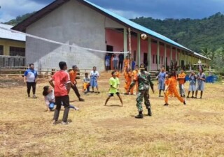 Tumbuhkan Minat Olahraga,Babinsa desa Kareka Nduku Utara Latih Bola Volly kepada Siswa Siswi
