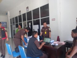 Tim Penyidik Kejari Sumba Barat Geledah Kantor Bapelitbangda Sumba Barat