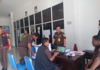 Tim Penyidik Kejari Sumba Barat Geledah Kantor Bapelitbangda Sumba Barat