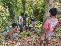 Babinsa 1613-02/Walakaka Bersama Masyarakat,Lakukan Perbaikan dan Pembersihan Pompa Hidram