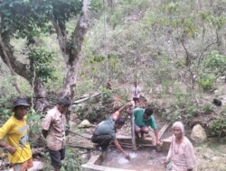 Jaga Pompa Hidram Tetap Berfungsi, Babinsa 1613-03/Katikutana Lakukan Pengecekan