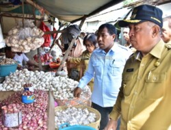 Pj. Wali Kota Kupang Pantau Perkembangan Harga di Pasar Kasir dan Hipermart