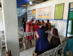 Babinsa 1613-03/Katikutana Dampingi Pemerintah desa Bagikan Bantuan Langsung Tunai