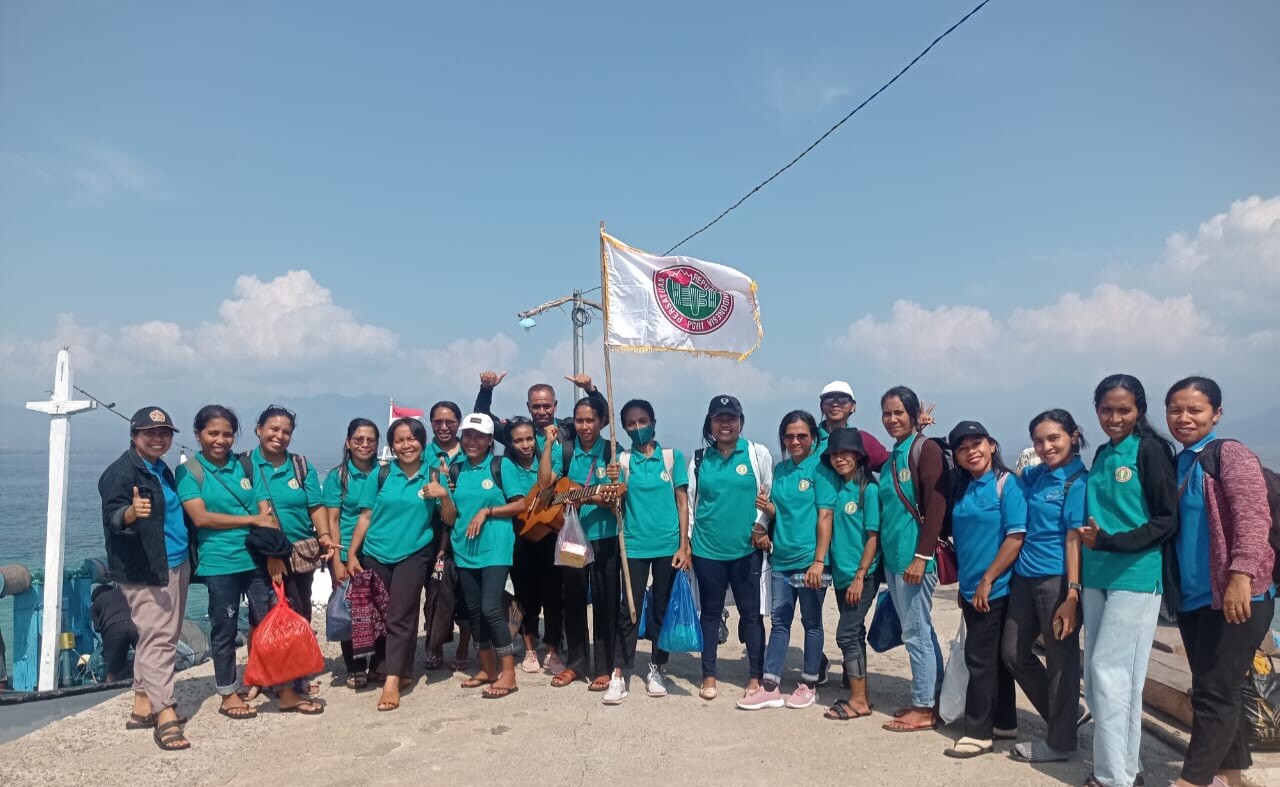 Rombongan PGRI Cabang Ile Bura saat berangkat dari Pantai Nurabelen, Kamis 23 November 2023 pagi. (MFN/OLA/RN)