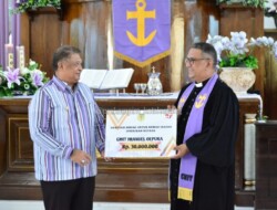 Serahkan Bansos di GMIT Imanuel Oepura, Pj.Walikota Minta Jemaat Jaga Kekondusifan Kota