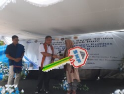 Pj Walikota Kupang Bersama Direktur Keuangan dan Operasional PT. SMF (Persero) Serah Terima Rumah Layak Huni Bagi Warga Kelurahan Oesapa