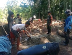 Peduli Sesama,Babinsa 1613 – 03/Katikutana Bantu Buat Pondasi Rumah Warga Binaan