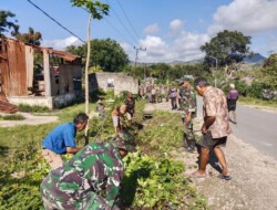 Cegah Banjir,Babinsa 1613 – 01/Walakaka Bersama Warga Gotong Royong Bersihkan Saluran Air