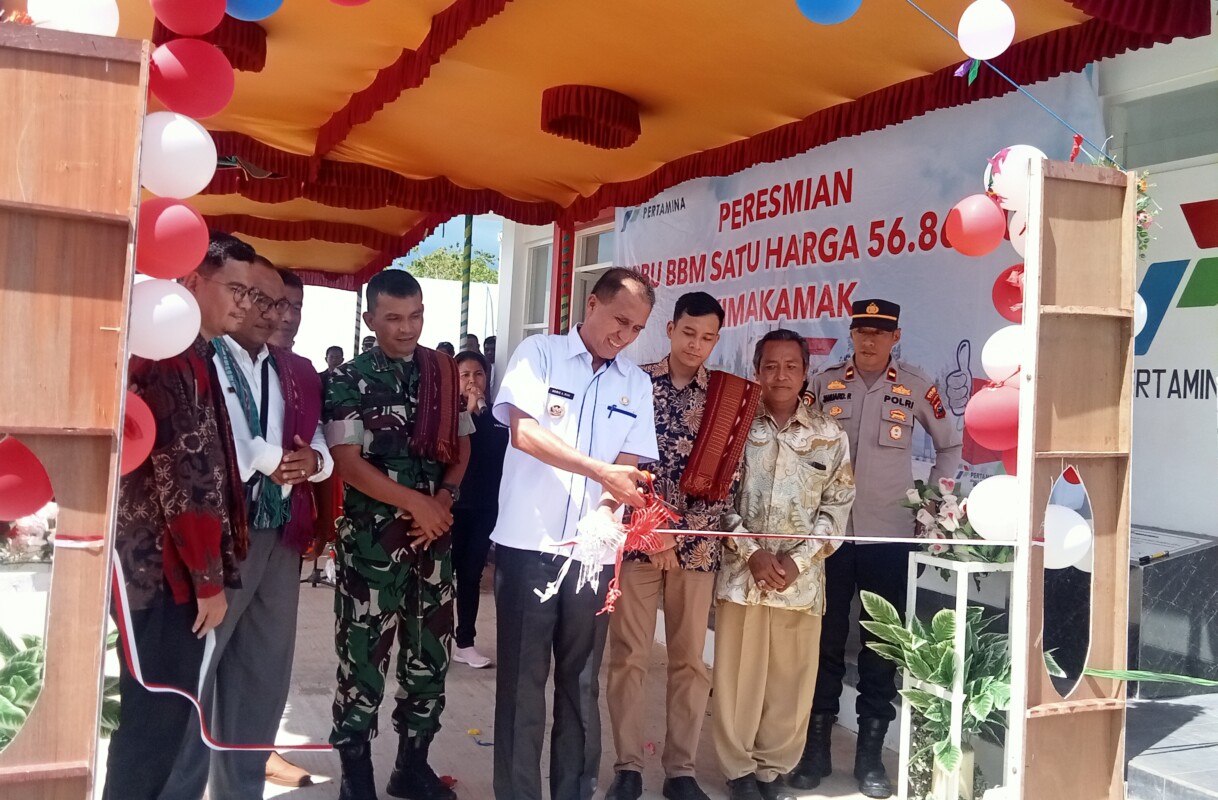 Penjabat Bupati Flotim Drs.Doris Alexander Rihi,M.Si didampingi Dandim 1624 Flotim Letkol Inf.M.Nazir Simanjuntak,S.Ag.,M.I.P., Perwakilan Pertamina Maumere Emanuel Carlito Nidi,S.Kom (Baju Batik) sedang menggunting pita tanda diresmikannya SPBU 56.862.06 Desa Kimakamak Adonara Barat milik PT.ASOTIM, Sabtu 09 Desember 2023 pagi: Foto (OLA/Ranakanews.com)