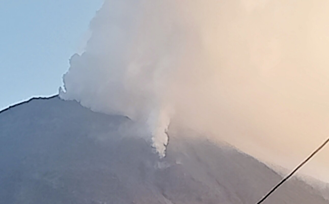 Kondisi puncak Gunung Lewotobi Laki-Laki, terlihat masih bererupsi abu vulkanik putih tetap keluar dari kawah baru di lereng, Jumat (29/12/2023) sore dari Desa Dulipali Kecamatan Ile Bura: Foto (OLA/Ranakanews.com)
