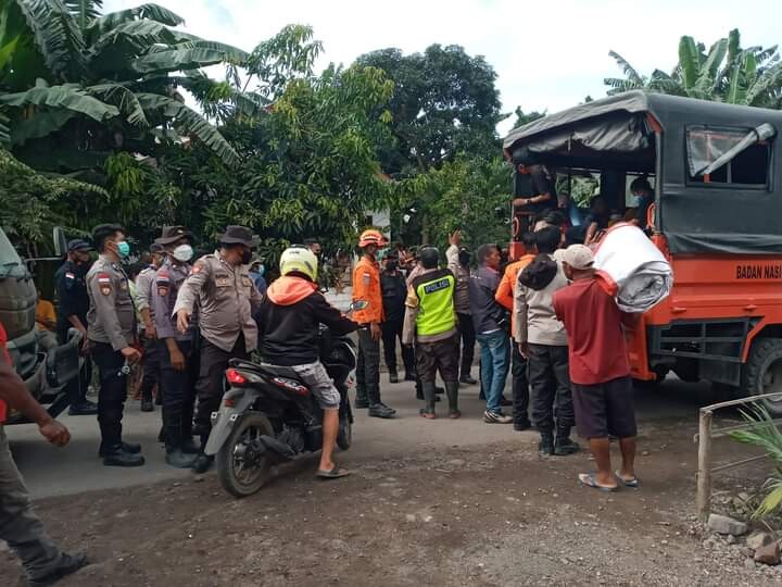 Warga Nurabelen korban erupsi Gunung Api Lewotobi Laki-Laki yang mengungsi dan tinggal nyaman di Desa Riangrita, sedang dievakuasi ke Desa Konga lantaran tersiar kabar bakal diguyur awan panas dan banjir lahar panas membuat jalan putus satu dua hari kedepan. Warga Nurabelen ini dievakuasi, Senin (15/01/2024) siang jelang sore: Foto (OLA/Ranakanews.com)