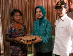 Pj. Gubernur NTT Serahkan Bantuan Bagi Keluarga Beresiko Stunting di Desa Raknamo, Kabupaten Kupang