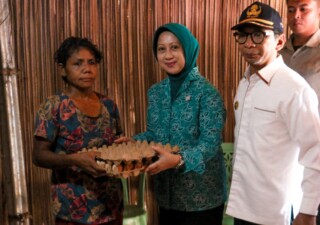 Pj. Gubernur NTT Serahkan Bantuan Bagi Keluarga Beresiko Stunting di Desa Raknamo, Kabupaten Kupang