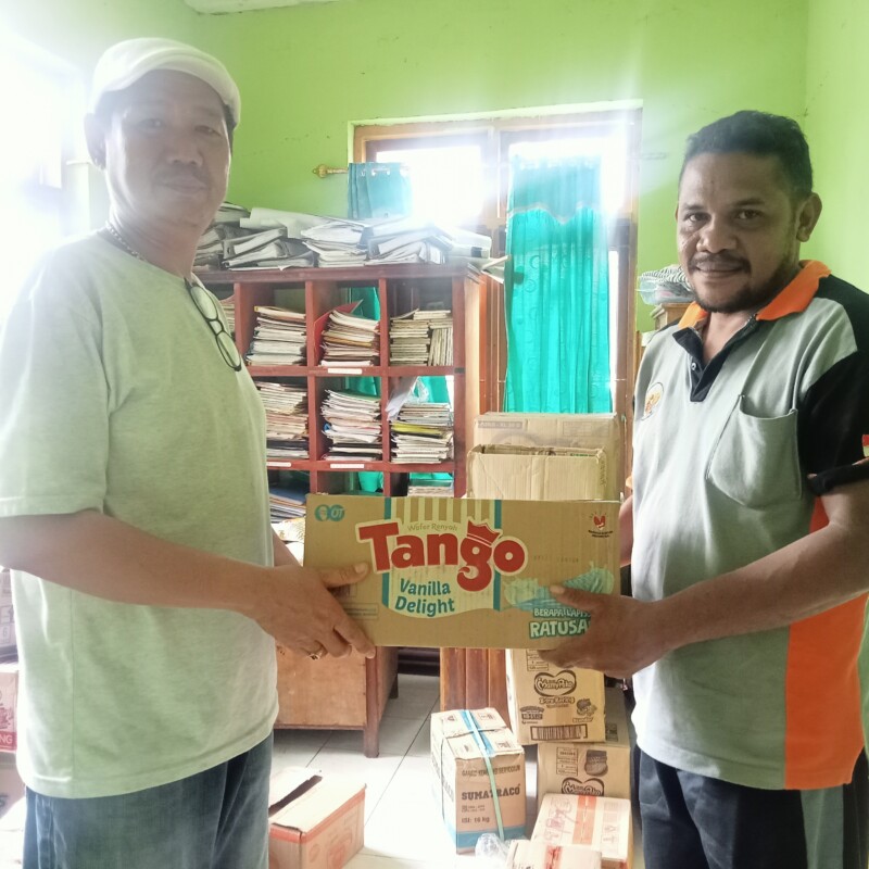 Utusan Keluarga Besar Tionghoa Larantuka Thomas Arif Wijaya sedang serahkan donasi kepada Sekretaris Desa Boru Kedang, Evalinge Blolon, Sabtu (13/01/2024) Siang: Foto (OLA/Ranakanews.com
