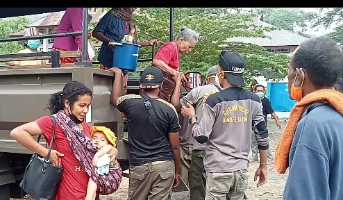 Korban erupsi Gunung Api Lewotobi Laki-Laki asal Desa Dulipali Kecamatan Ile Bura, tiba di Tenda Pengungsian Konga, Kamis (04/01/2024) pagi: Foto (OLA/Ranakanews.com)