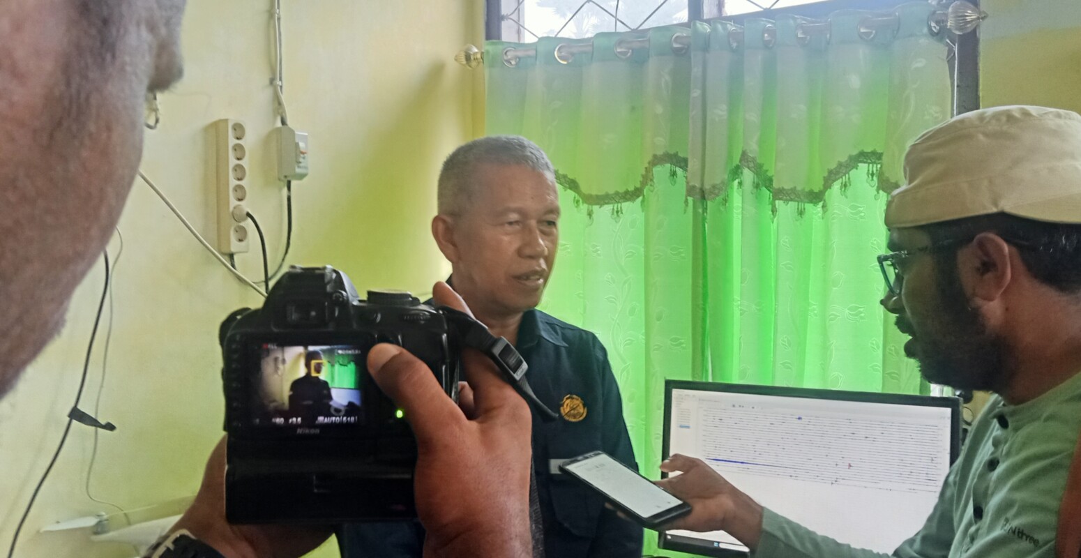 Ketua Tim Tanggap Darurat Erupsi Gunung Api Lewotobi Laki-Laki, Ir.Iing Kusnadi sedang diwawancarai Wartawan Harian Kompas Frans Pati Herin, Wartawan Metro TV Fan Lewerang, Wartawan Kantor Berita Antara Mega Tokan dan Wartawan Ranakanews.com Roberth Ola Bebe, Jumat (05/01/2024) sore di Kantor Pos Pengamatan Vulkanologi dan Badan Mitigasi Bencana Geologi Gunung Api Lewotobi Laki-Laki di Desa Pululera: Foto (OLA/Ranakanews.com)