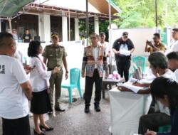 Pj.Gubernur NTT Menggunakan Hak Pilih pada Pemilu Serentak 2024 di TPS 010 Kelurahan Oebobo Kota Kupang