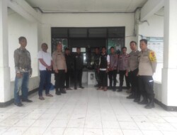 Babinsa Bersama Bhabinkamtibmas Kawal Logistik Pemilu 2024 dari TPS Menuju PPK