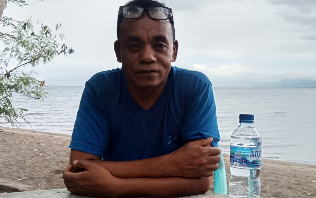 Politisi NasDem, Mantan Anggota DPRD Flotim 2 Periode, Anton Bulet Rebon,SE saat berbicara ke Wartawan, di kediamannya Pantai Deri, Rabu (21/02/2024) siang: Foto (OLA/Ranakanews.com)