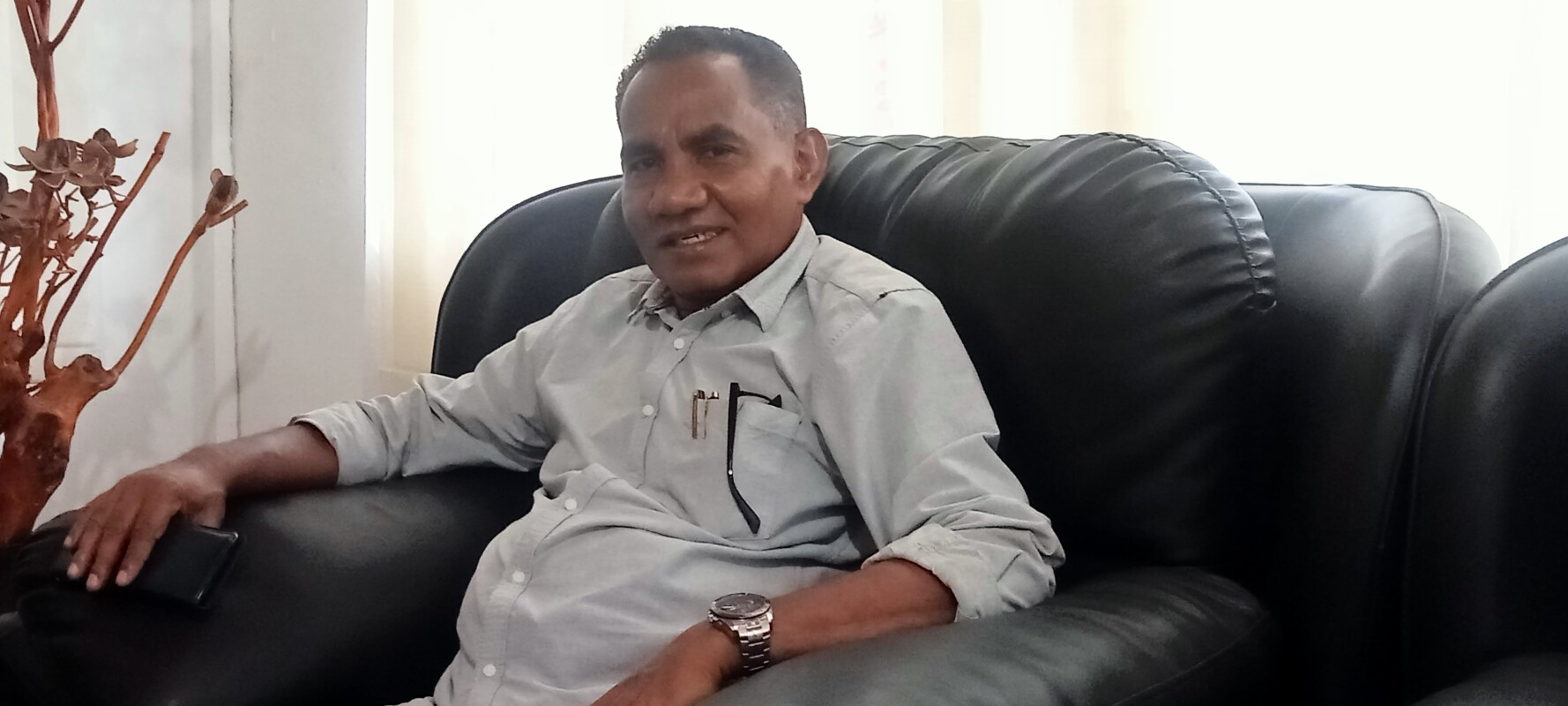 Ketua DPRD Flotim Robertus Rebon Kreta,S.Pd saat ditemui Wartawan di ruang kerjanya, Jumat (01/03/2024) siang: Foto (OLA/Ranakanews.com)