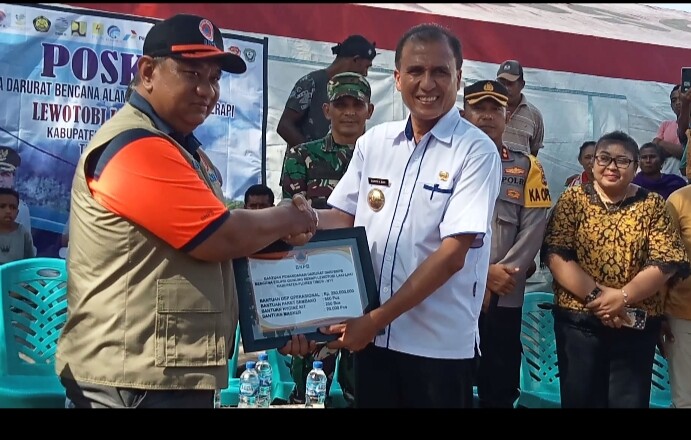 Pejabat dari BNPB Republik Indonesia saat menyerahkan bantuan dana siap pakai operasional tahap 1 senilai Rp250 kita kepada Penjabat Bupati Flotim Drs.Doris Alexander Rihi,M.Si di tenda pengungsian korban erupsi Gunung Api Lewotobi Laki-Laki di Desa Konga: Foto (OLA/Ranakanews.com)