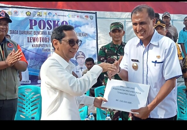 Penjabat Gubernur NTT Ayodhia G.L.Kalake sedang menyerahkan donasi dana siap pakai operasional penanganan pengungsi korban erupsi Gunung Api Lewotobi Laki-Laki saat berkunjung ke tenda pengungsian Desa Konga: Foto (OLA/Ranakanews.com)