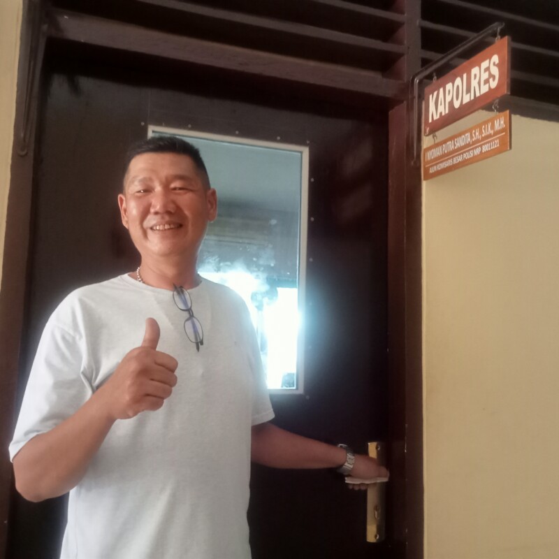 Debitur Bank NTT Cabang Larantuka, Thomas Arif Wijaya saat melaporkan kasus dugaan pemalsuan dokumen perjanjian kredit modal kerja yang dilakukan oknum Pejabat Bank NTT Cabang Larantuka ke Polres Flotim beberapa waktu lalu: Foto (OLA/Ranakanews.com)