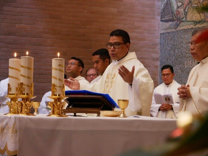 Padre Markus Solo Kewuta, SVD (tengah) sedang memimpin perayaan Paskah Bersama IRRIKA, PODI, Kedutaan Besar Indonesia Untuk Takhta Suci, dan Pelajar di Kota Abadi Roma, Minggu, 14 April 2024 di Gereja Collegion San Paolo, Italia: Foto (Doc.PdM/OLA/Ranakanews.com)