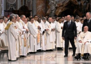 Paus Fransiskus dalam audiensi dengan 500 Imam Se Dunia, di Vatikan belum lama ini: Foto (Doc/Ranakanews.com)
