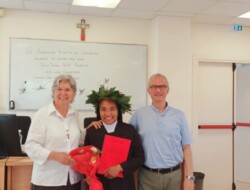 Suster Metrona Maria Ola,O.Carm bersama pendamping saat meraih hasil Summa Cumlaude di hadapan Penguji Universitas Kepausan Urbaiana, Roma, Kamis (6/6/2024): Foto (Doc.PP/OLA/Ranakanews.com)