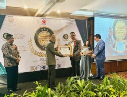 Kepala SMKN 4 Kupang Raih Penghargaan Indonesia Most Trusted School Award 2024
