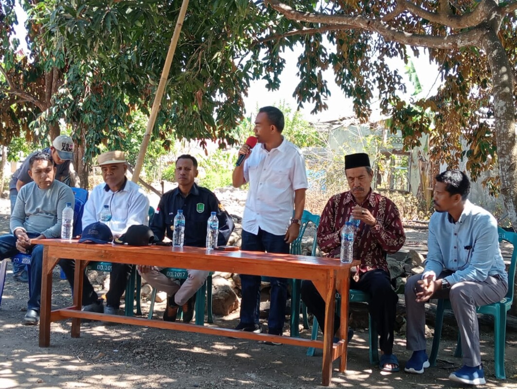 Cabup Stephanus Ola Demon,ST.,MT didampingi Tim Koalisi STORI Muhammad Mahlin, Muhammad Ikram Ratuloli saat berada di Tanawerang Solor Timur, Senin (12/8/2024) Pagi: Foto (MM/OLA/Ranakanews.com)