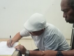 Debitur Thomas Arif Wijaya didampingi Matias Lidang Sabon sedang menandatangani surat tanda terima print out rekening koran berupa 11 lembar HVS biasa dari Kreditur Bank NTT Cabang Larantuka yang ditandatangani Wakil Pemimpin Cabang Hans Utama A.Mbete, dan diserahkan Staf Bank NTT Cabang Larantuka Jhevan, Rabu (31/7/3/2024) siang: Foto (OLA/Ranakanews.com)