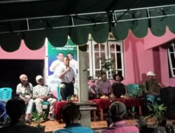 Cabup Flores Timur Stephanus Ola Demon,ST.,MT sedang menyampaikan gagasannya membangun Flotim di rumah besar Lewotanah Lewohala, saat turun sosialisasi dan memohon restu bersama Cawabup Rofinus Baga,SH, Selasa 13 Agustus 2024 malam, sekaligus mendapat dukungan penuh dari tokoh masyarakat Alo Badin yang secara terbuka siap jadikan Kampung Lewohala sebagai rumah pemenangan STORI menuju Pilkada Flotim 27 November 2024: Foto (OLA/Ranakanews.com)
