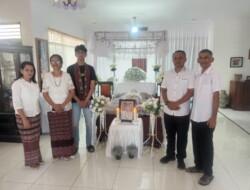 Cagub NTT Simon Petrus Kamlasi Beri Pengormatan Terakhir untuk Raja Kupang