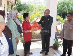 Pj. Wali Kota Serahkan Bantuan Sembako Tahap II Bagi PKL