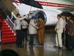 Pj. Gubernur NTT Andriko Noto Susanto Sambut Kedatangan Presiden Prabowo di Bandara El Tari Kupang