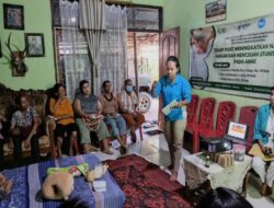 Tingkatkan Peran Kader,Prodi Keperawatan Poltekes Kemenkes Waikabubak Lakukan Terapi Pijat Bayi Untuk Cegah Stunting
