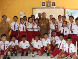 Kunjungi SDK & SMPK St. Familia, Pj. Wali Kota Sampaikan Tiga Kunci Sukses dalam Hidup