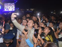 Hadir dalam Pesta Rakyat, Wali Kota dan Wawali Dikerumuni Warga untuk Foto Bersama